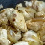 kip-gestoofd-in-uiensaus-recept-voor-een-perfect-warm-gerecht.webp.webp