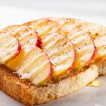 toast-met-gekarameliseerde-appels-en-roomkaas-een-gezond-ontbijtrecept.webp.webp